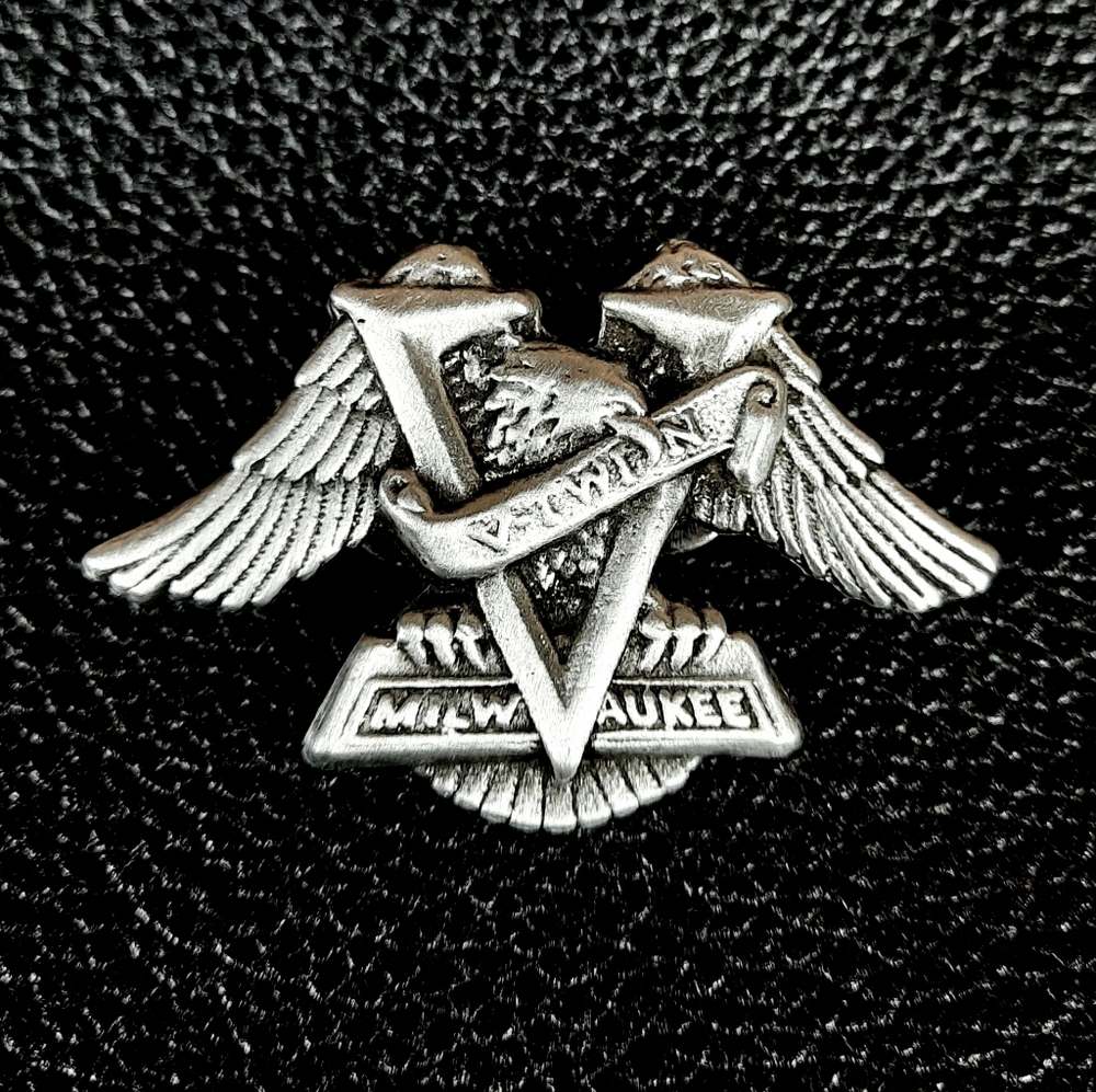 VINTAGE HARLEY 🔥 V-TWIN Pin